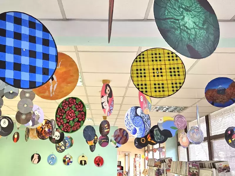 Студенти от Варненския свободен университет представят изложба „Винилови фантазии“