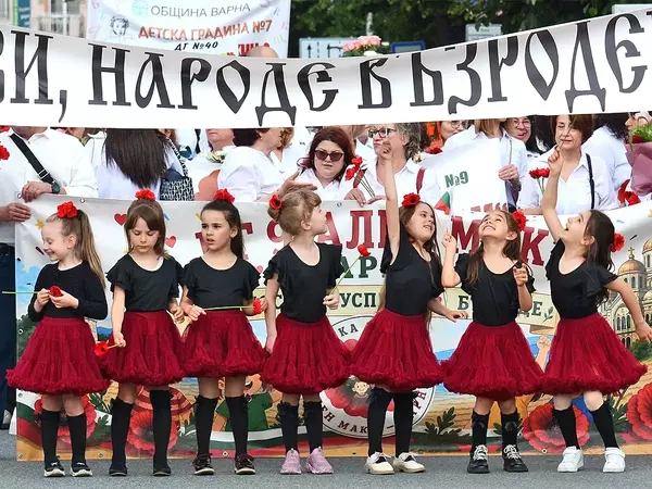 С пъстро празнично шествие във Варна отбелязаха 24 май