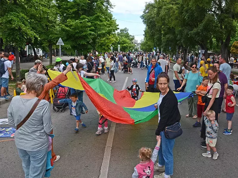 В навечерието на 1 юни: Инициативата "Слез от колата, включи се в играта" привлече стотици варненци