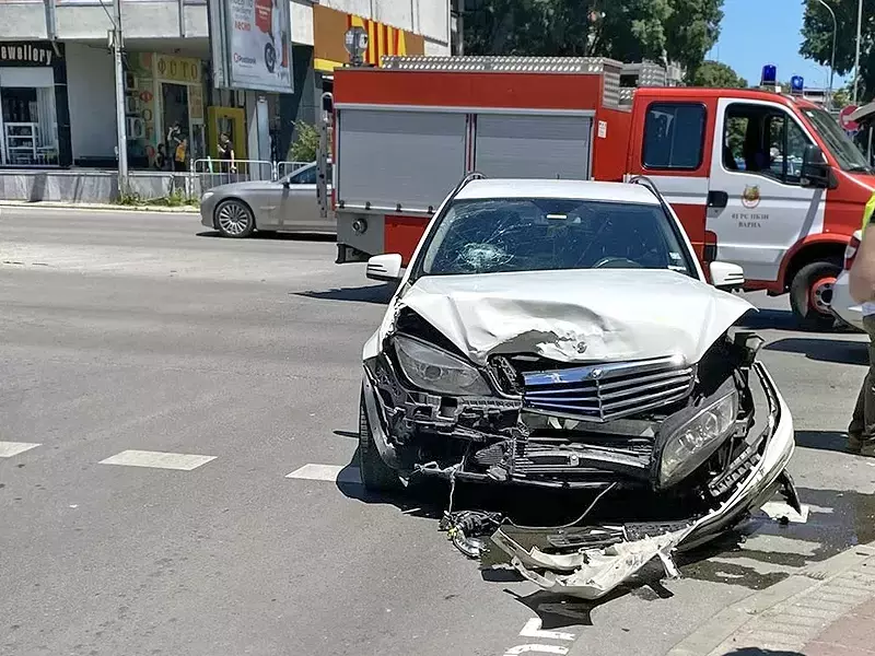 Дете е прието в болница след пътен инцидент между два автомобила във Варна