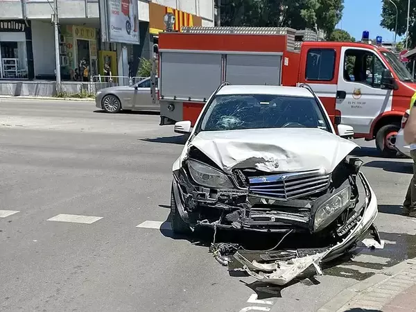 Дете е прието в болница след пътен инцидент между два автомобила във Варна