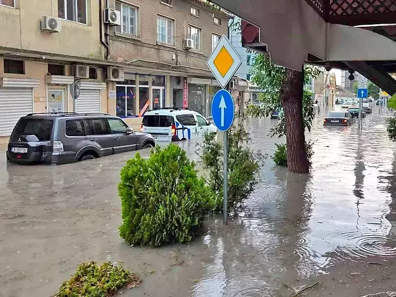 Заради бурята във Варна: Десетки сигнали за наводнени улици, подлези и помещения