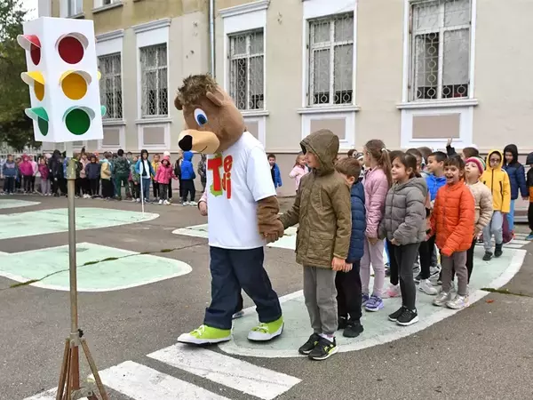 Обучиха първокласници във Варна как да пресичат безопасно